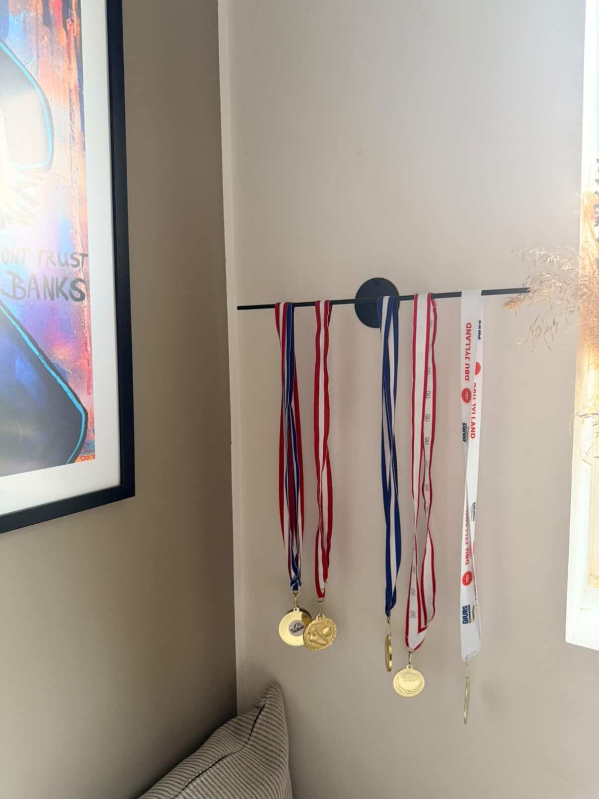 2 Boldholdere + 1 Medaljeholder til væg - sort stål - Lukaki.dk