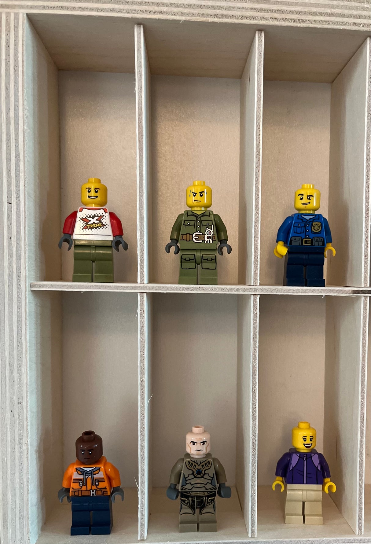 Sættekasse med 54 rum til legetøjsbiler og småting