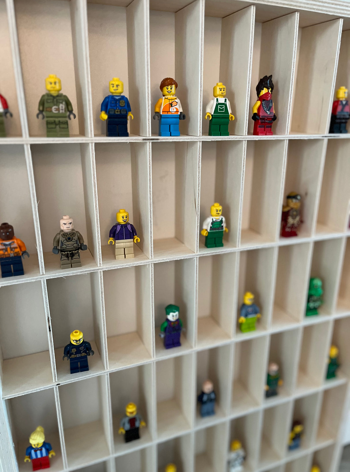 Sættekasse med 54 rum til legetøjsbiler og småting