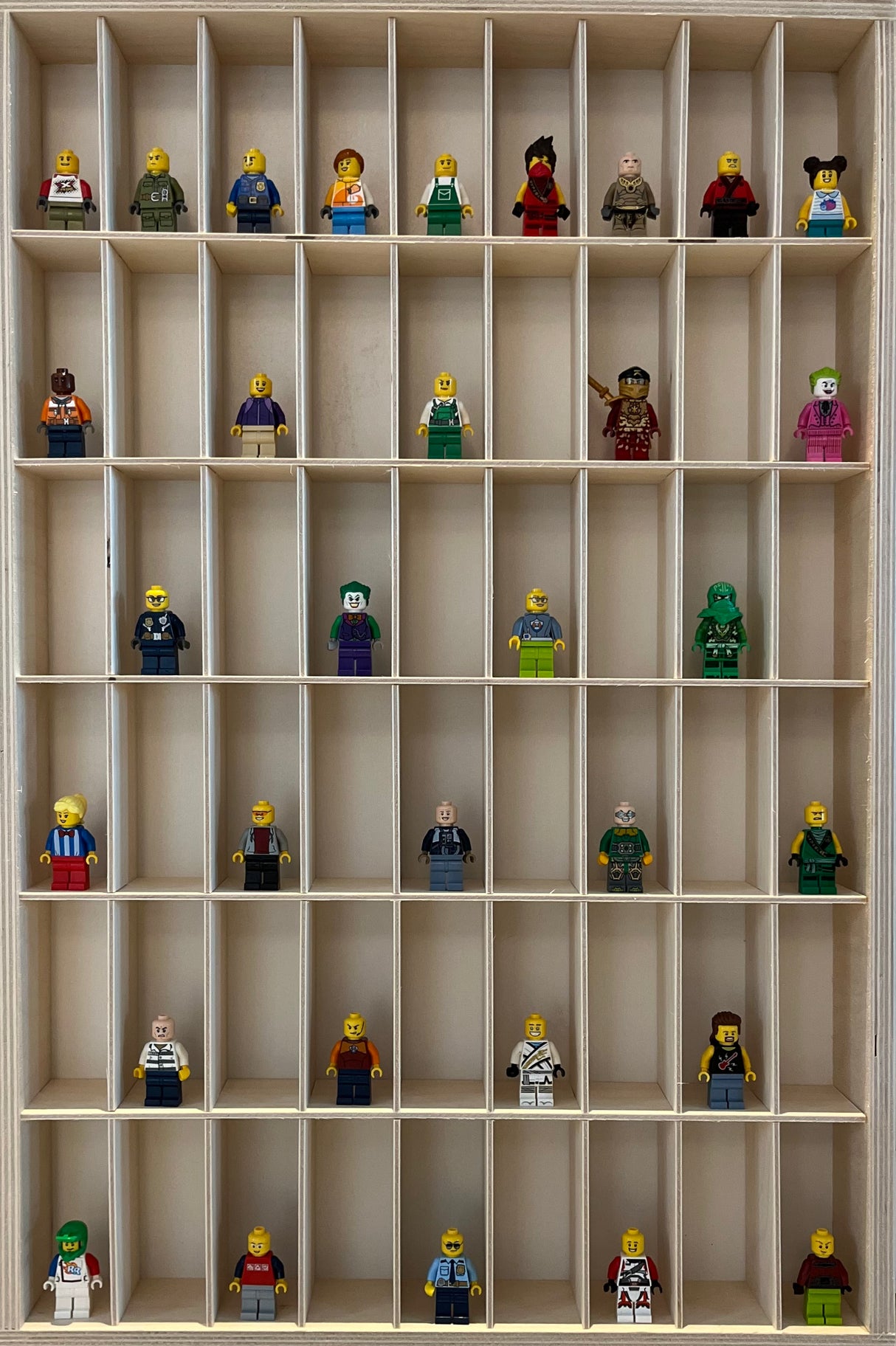 Sættekasse med 54 rum til legetøjsbiler og småting