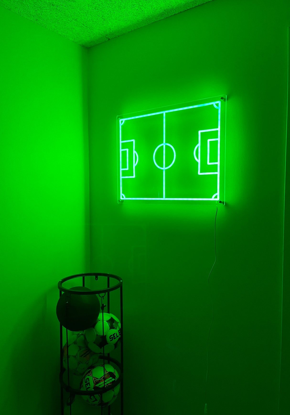 Fodbold Væglampe – Grøn Neon, Dæmpbar LED Belysning (60x47 cm)