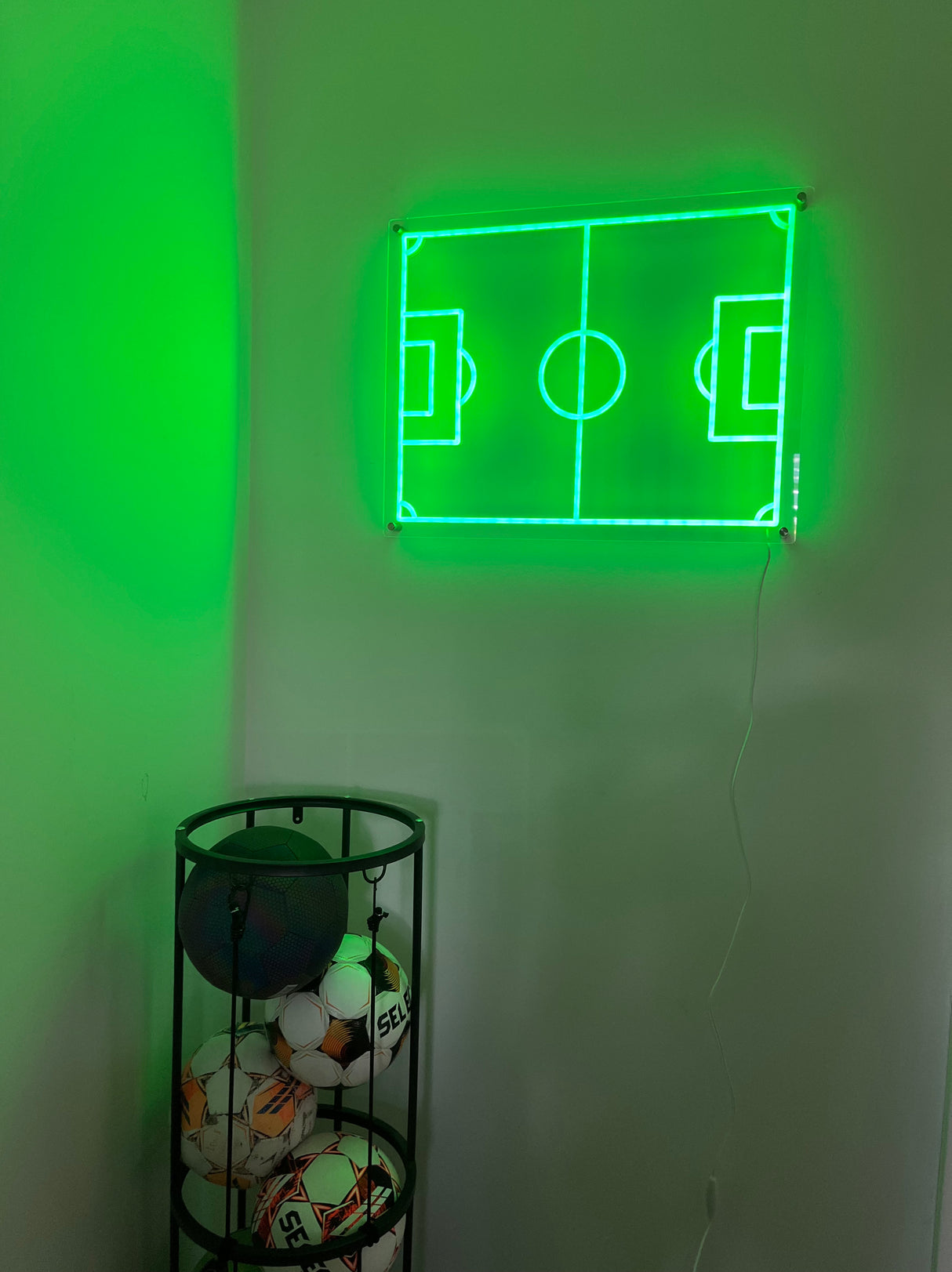 Fodbold Væglampe – Grøn Neon, Dæmpbar LED Belysning (60x47 cm)