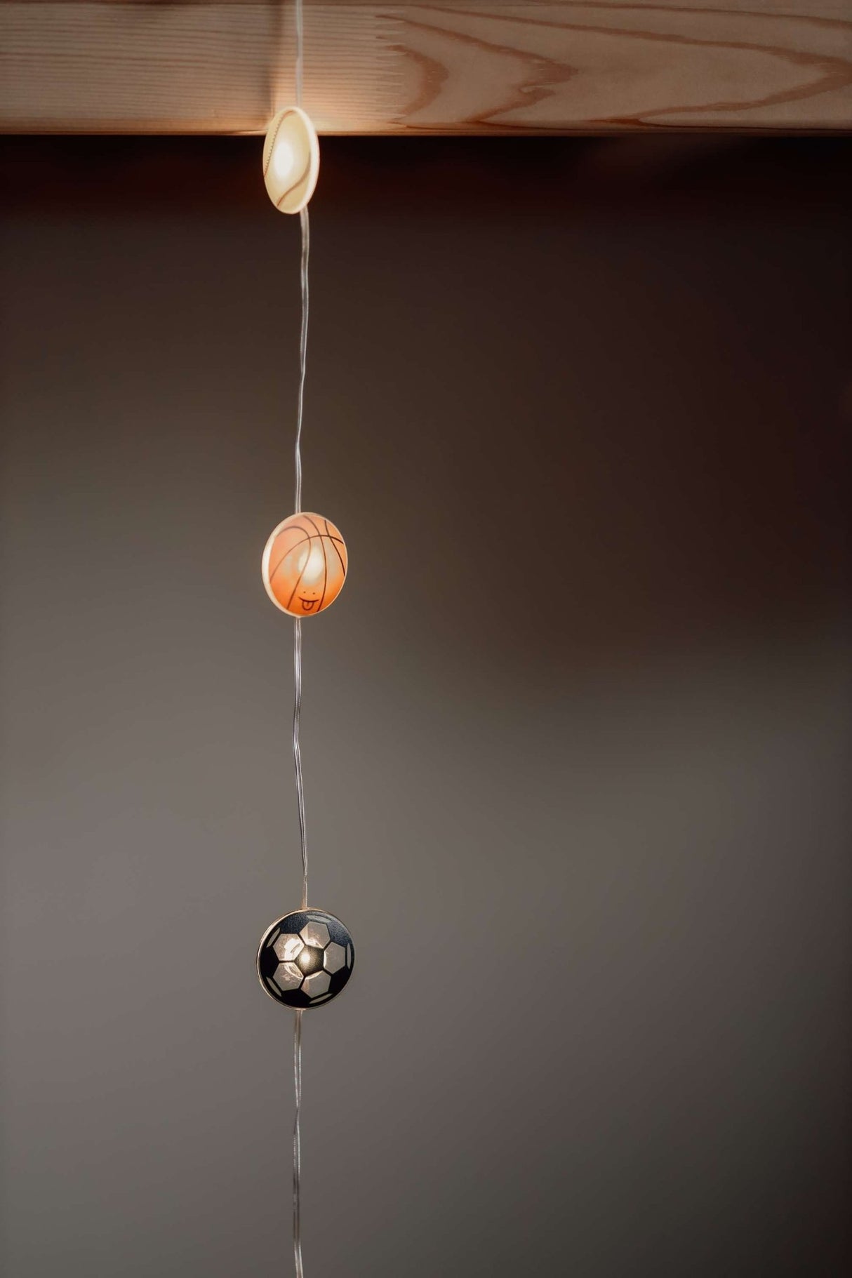 Lyskæde med sportsbolde (10 bolde / 160 cm.) - Lukaki.dkLyskæde med sportsbolde (10 bolde / 160 cm.)