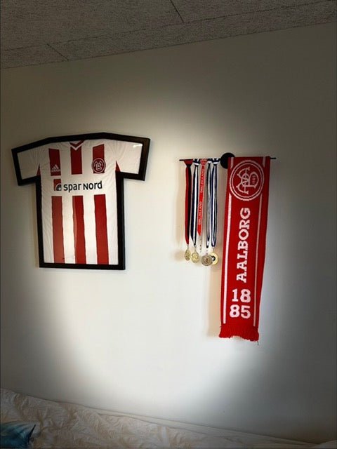 Medaljeholder til væg i sort stål – 40 cm | Inkl. sorte skruer - Lukaki.dkMedaljeholder til væg i sort stål – 40 cm | Inkl. sorte skruer