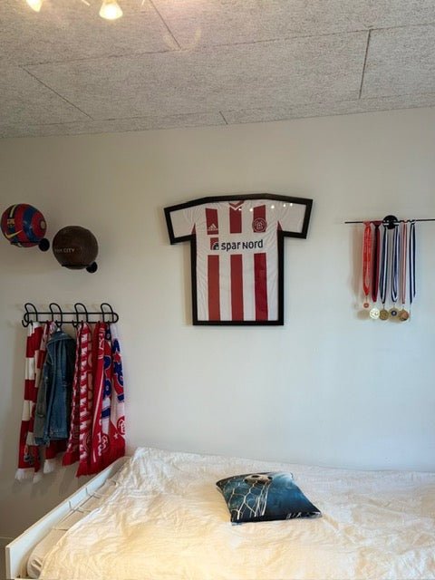 Medaljeholder til væg i sort stål – 40 cm | Inkl. sorte skruer - Lukaki.dkMedaljeholder til væg i sort stål – 40 cm | Inkl. sorte skruer