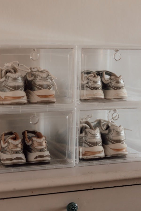 Sneakerbox / skokasse med drop down låg - klar plast - Lukaki.dkSneakerbox / skokasse med drop down låg - klar plast