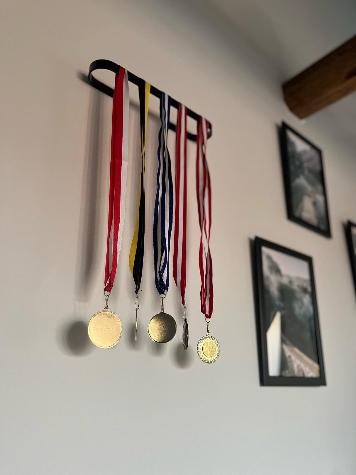 Medaljeholder til væg - sort stål