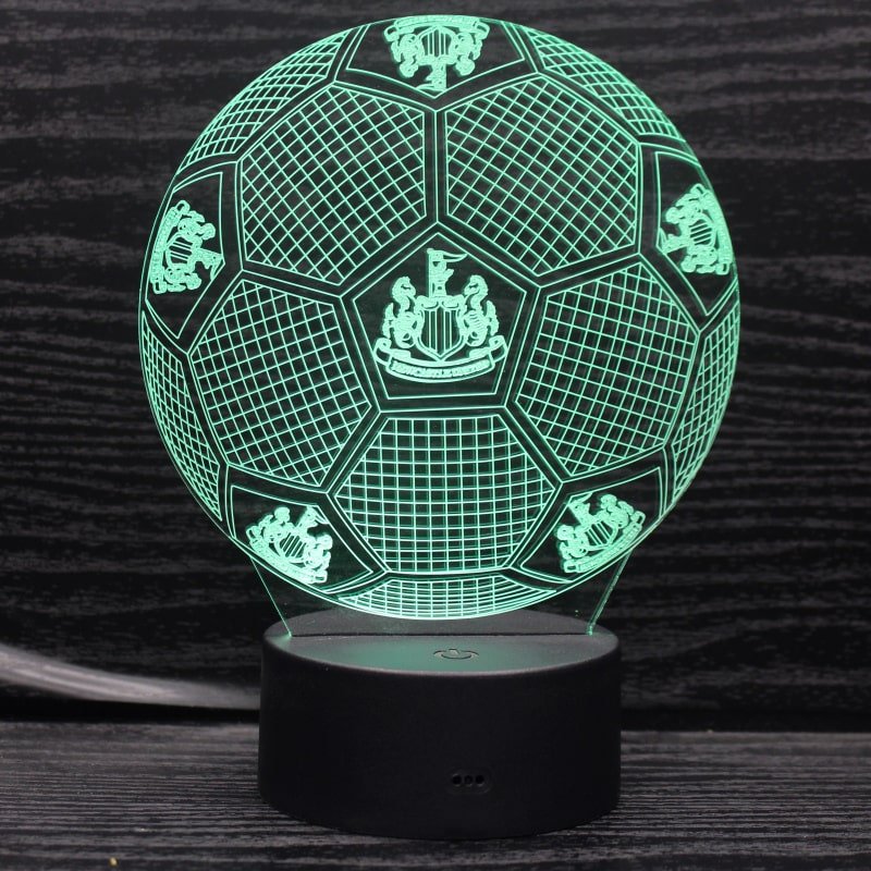 Newcastle 3D Fodbold lampe - Lyser i 7 farver - Lukaki.dkNewcastle 3D Fodbold lampe - Lyser i 7 farver