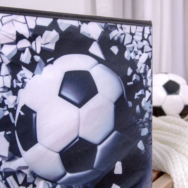Opbevaringsboks med 3D fodboldmotiv – 30x30x30 cm - Lukaki.dkOpbevaringsboks med 3D fodboldmotiv – 30x30x30 cm
