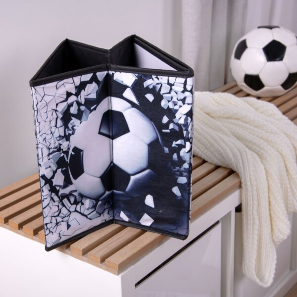 Opbevaringsboks med 3D fodboldmotiv – 30x30x30 cm - Lukaki.dkOpbevaringsboks med 3D fodboldmotiv – 30x30x30 cm