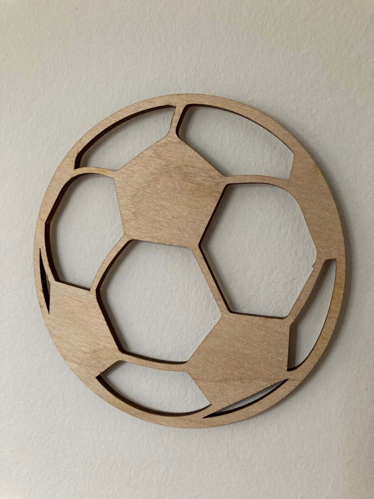 Fodbold i lyst træfiner til væg/dør, udskåret